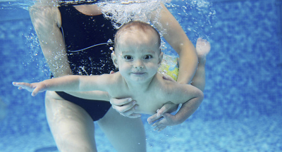 навчання немовлят плаванню