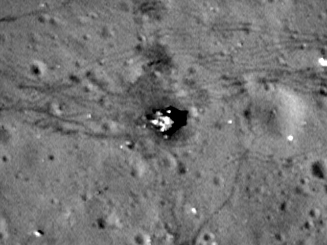 NASA опубликовало ФОТО Луны высокой четкости, на которых видны следы астронавтов и места посадки 