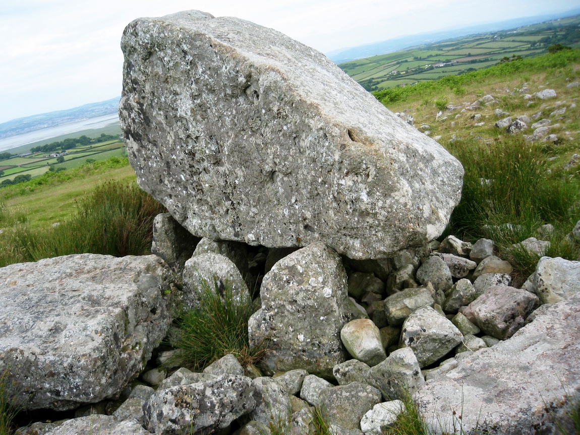 Установить камни времени. Камень Артура. Камень Артура в Уэльсе. Качающийся камень. Вытянутый камень.