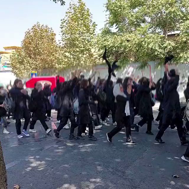 На знак протесту проти влади іранські школярки знімають хіджаби