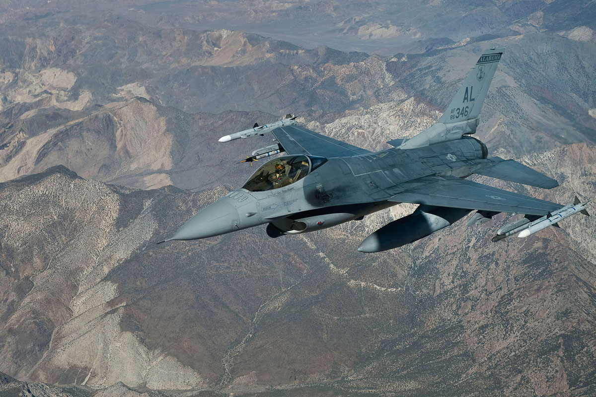 Винищувачі F-16 перекинули в Румунію США