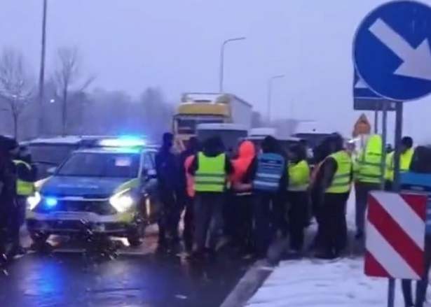 Контрпротест у Польщі через блокування кордону розпочали українські водії
