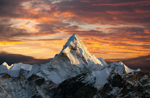 Обмежити кількість сходжень на Еверест вирішив суд у Непалі