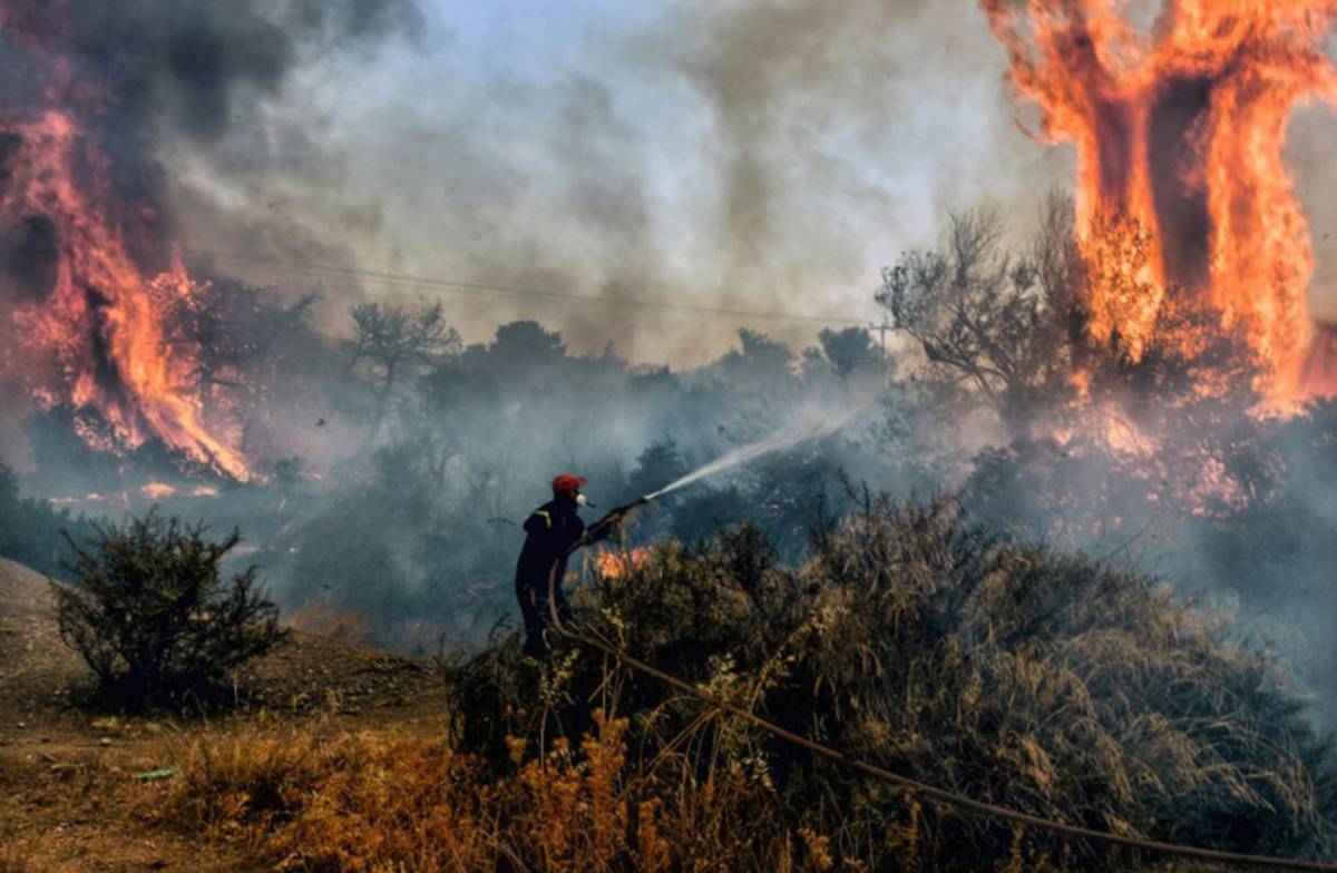 Лісова пожежа спалахнула на південному сході Греції