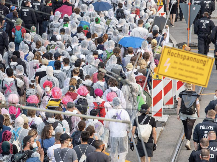 Тисячі людей протестують у Німеччині проти продажу автосалонів Mercedes