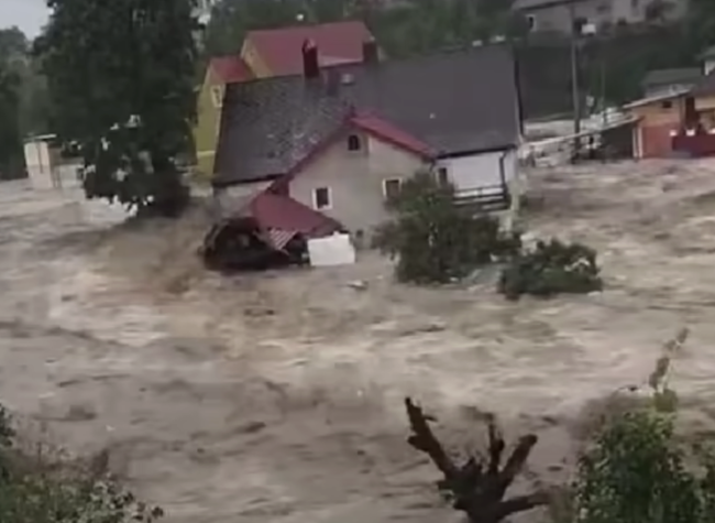 У Польщі місто пішло під воду після прориву дамби