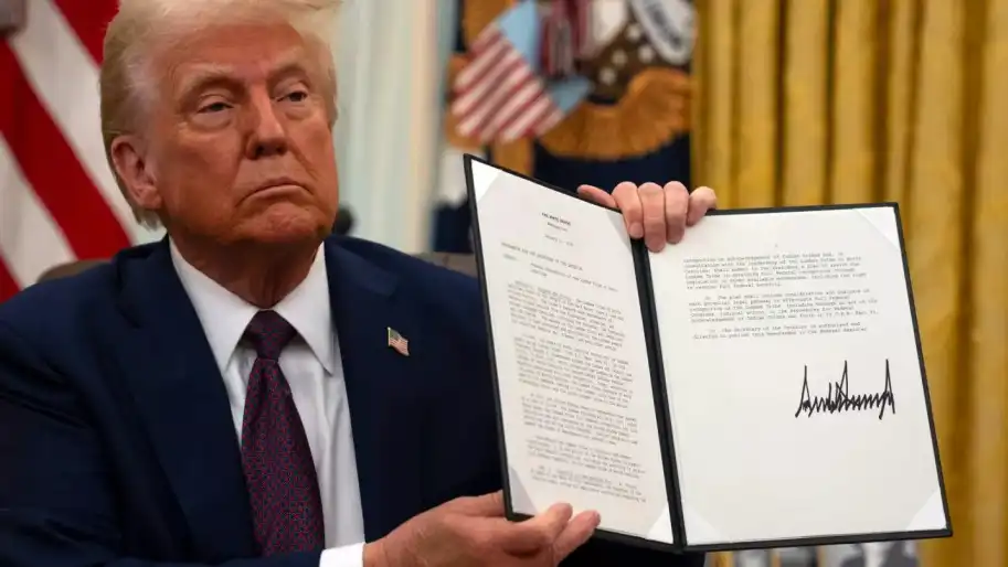 Президент США Дональд Трамп підписав закон щодо росії - санкції, мита до 100% і «тіньовий флот»