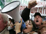 Не словом, а ділом: на Хмельниччині мітингувальники виламали двері ОДА. Губернатор втік чорним входом