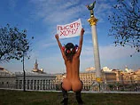 Business Week. В України прославилися голі до пояса маніфестантки
