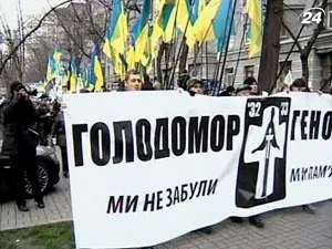 Вшанування жертв Голодомору у столиці розпочали жалобною ходою. ФОТО. ВІДЕО
