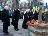 Огляд преси, 29 листопада: Після свічки на пам'ять Голодомору Янукович "засвітився" на Майдані