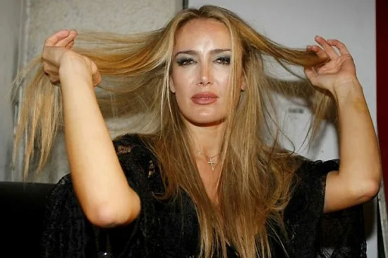 Секс-гейт в Италии: Патрисия Д'Аддарио рекламирует свою книгу "Я люблю Сильвио"