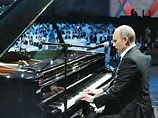 Путін зіграв на роялі і заспівав пісню "Трава у дома".Відео