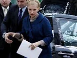 Тимошенко прибула на допит у Генпрокуратуру. Там її зустріли біля тисячі мітингувальників