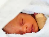 Швейцар одного из отелей в Гамбурге обнаружил в "забытом" постояльцем чемодане младенца