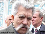 Лук'яненко вважає, що влада зацікавлена в слабкому "роз'єднаному" народові, яким легко керувати