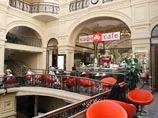 В ГУМе вместо воды московской журналистке продали бутылку с кислотой - она в больнице