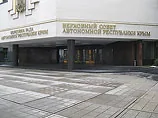 На будівлі парламенту Криму усе ж змінили назву "Верховна Рада" на "Верховный Совет"