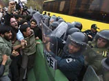 Иранские власти посадили под домашний арест оппозиционеров,к демонстрантам применили слезоточивый газ