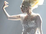 Псевдо-стриптиз "монахини" Lady GaGa. Певица вновь шокировала публику