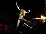 Lady Gaga ледь не вбилася, впавши з рояля під час концерту. ВІДЕО