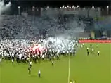 Фінальний матч чемпіонату Польщі завершився бійкою: дісталося від хуліганів і поліції, і футболістам