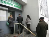 Центробанк Бєларусі девальвував нацвалюту на 56%. Люди стоять у чергах, щоб запастися продуктами