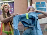 Активістки FEMEN протестували проти "джинси" у ЗМІ біля будівлі Спілки журналістів