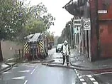 Британский пожарный чудом спасся от смерти. ВИДЕО