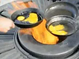 Арт-група "Яйце" протестуючи проти арешту Сінькової смажили яєчню на Вічному вогні