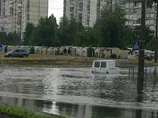 Дощі затопили дороги та будівлі Києва. Гітариста вдарило струмом