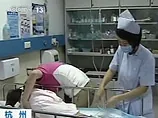 В Китае двухлетняя девочка выжила после падения с 10-го этажа: ее поймала случайная прохожая