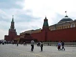 Житель Новосибирска раздавал у Кремля листовки с призывом к президенту "спасти его от коррупции и беспредела". Его госпитализировали