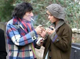 Гитарист The Rolling Stones разорвал отношения с русской официанткой