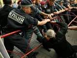 Мітинг під СІЗО силою розгонить "Беркут" . Є поранені