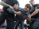 В Москві російські націоналісти закидали поліцію тротуарною плиткою