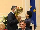 Президент Росії насміхається над Табачником, який отримав по фізіономії від дівчини букетом