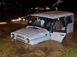В Сочи шторм и потоп: водителя, стоявшего в пробке, зашибло деревом. ФОТО