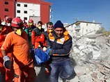 В Туреччині з-під завалів дістають живих людей через три дні після землетрусу