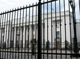 Біля Верховної ради паркан укріпили бетоном