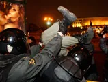 350 задержанных в день выборов. В Москве прошел марш с нецензурным плакатом. ВИДЕО