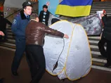 Представники КУПР у київському метро намагалися встановити намет. ВІДЕО