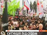 Суд узявся за Тимошенко "заочно". Її прихильники беруть суд штурмом