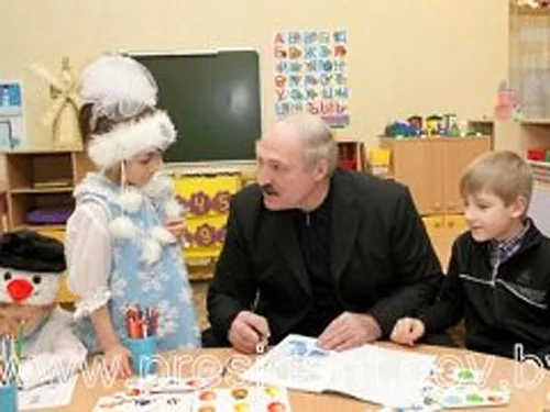 В дитбудинку в Бєларусі: дівчинка запитала у Лукашенка, чи він дурень