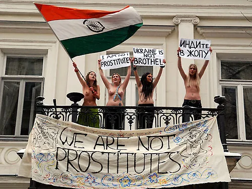 Die Welt: Голий протест FEMEN в індійського посла. ВІДЕО