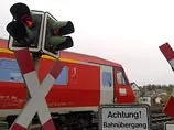 Немец прислонил свою пятую точку к окну вагона зацепился спущенными штанами за движущийся поезд