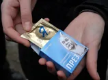 За роздачу презервативів із зображенням Януковича засудили на 15 діб ще двох активістів