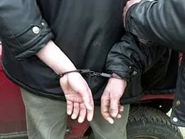 Застрял в окошке газетного киоска на Урале мужчина, пытавшийся его ограбить. ВИДЕО