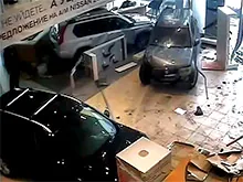 Разозленный гинеколог на внедорожнике устроил погром в автосалоне. ВИДЕО