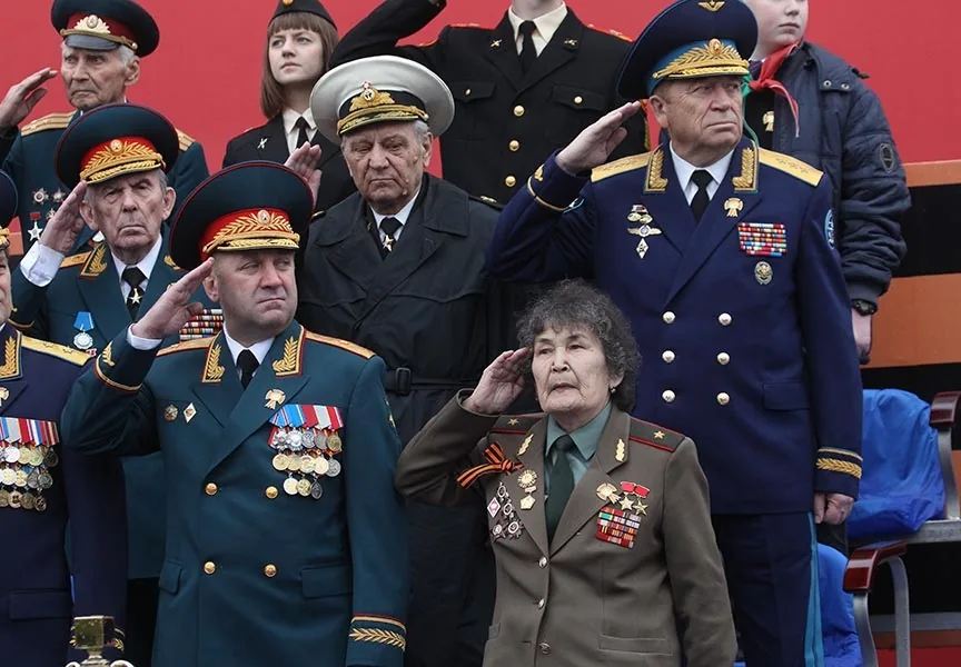 Фальшивые ветераны наводнили Москву. "Бабушка-генерал" подставила тандем на параде